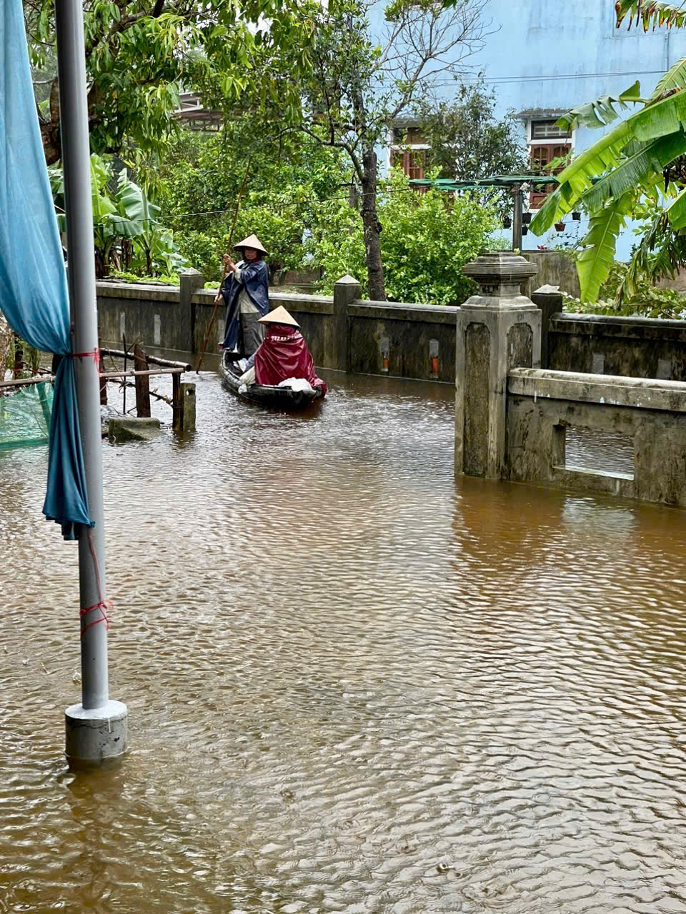 Chú và Dì chèo thuyền đến nơi gửi hàng vào Maries